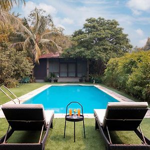 Stayvista'S Moonlit Trails - Pool-View Villa With Turf Near Mandwa Jetty アリバグ Exterior photo