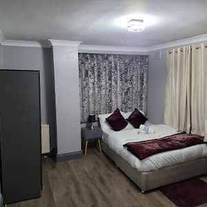 Sleek 2 Bedroom Flat-Sleeps Up To 5 Guest ホーンチャーチ Exterior photo