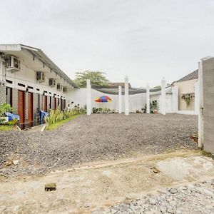 Oemah Ratu Hostel Syariah Redpartner バンダールランプン Exterior photo