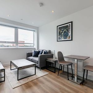 Bright And Modern Studio Apartment In イースト・グリンステッド Exterior photo