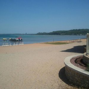 First Class Suite On East Grand Traverse Bay トラバーズ・シティ Exterior photo