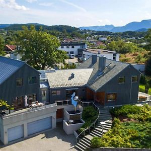 2 Bedroom Awesome Home In Lesund オーレスン Exterior photo