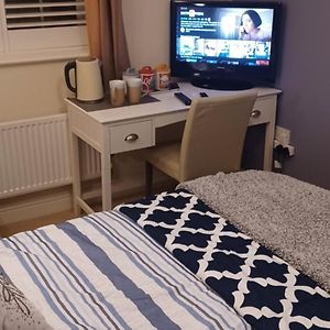 Aylesbury Lovely Double And Single Bedroom With Guest Only Bathroom Bierton Exterior photo
