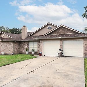 Cozy 3Br Home Escape, Modern & Serene ディキンソン Exterior photo