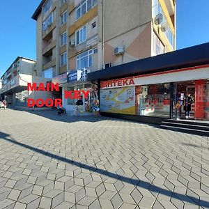 3 Rooms Apartment, Top Center, 1St Floor, Aubg, Free Parking, Pc I5 Ssd, 3 Led Tvs 200 Channels, Wifi, Terrace, Easy-Late Check-In, Stay Before Greece ブラゴエヴグラト Exterior photo