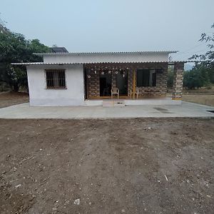 Dhokaude Virangulaヴィラ Exterior photo