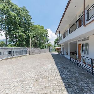 Urbanview Hotel Maribaya Lembang Bandung By Reddoorz Exterior photo