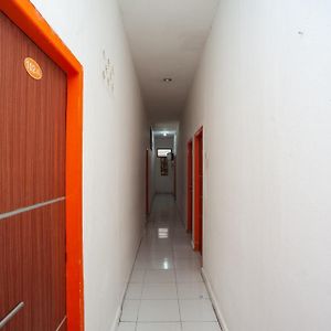 ホテル Reddoorz Near Jalan Jenderal Sudirman パレンバン Exterior photo