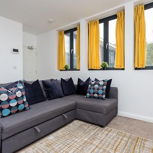 Flat 7- Spacious Studio Flat In The Heart Of Crawley クローリー Exterior photo