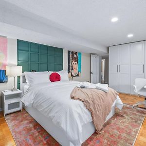 Spacious Bedroom With Garden View, Fridge, Workspace トロント Exterior photo