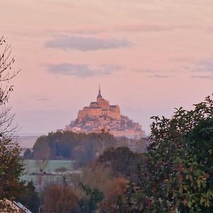 ユイヌ・シュル・メール L'Aurore De La Baie, Vue Sur Le Mont-Saint-Michel Bed & Breakfast Exterior photo