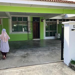 Labuan Homestay Cemara Dvilla Exterior photo