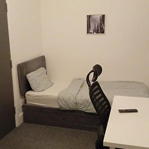 Single Room With Private Bath Free Street Parking Near Lfc リヴァプール Exterior photo