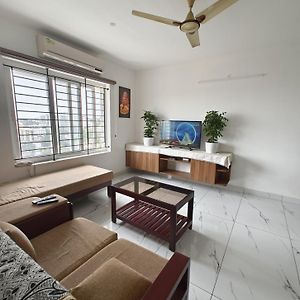 Luxurious Apartment With A Pool And Gym Near Trivandrum Railway Station トリバンドラム Exterior photo