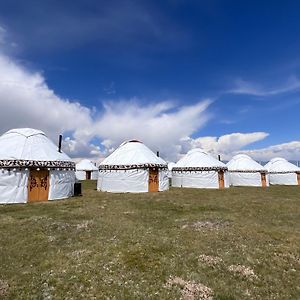 ホテル Yurt Camp "Sary-Bulun" At Song-Kul Lake, Naryn Сон-Куль Exterior photo