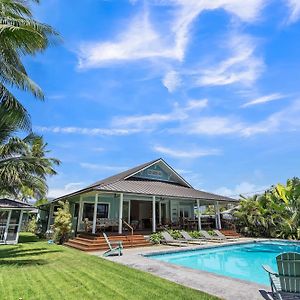 Gorgeous Renovated 1937 Plantation Style Beach House 50 Steps To The Center Of The Beach Home カイルア Exterior photo