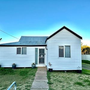 Quaint 2 Bedroom Fully Furnished Cottage ウォリック Exterior photo