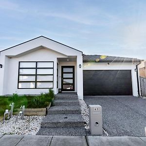 Luxury Home Away From Home Mickleham Exterior photo