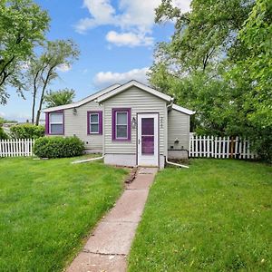 Cozy Cottage Home In ロックアイランド Exterior photo