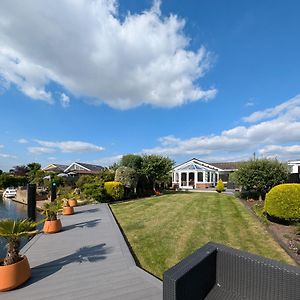 ウォルトン・オン・テムズ Thames Riverside Retreat Serene 3 Bed Bungalowヴィラ Exterior photo