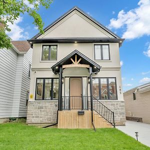 Stylish 2-Bedroom Apartment In Downtown ウィンザー Exterior photo