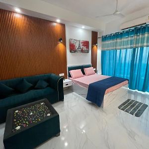 A Smart Room At Gaur City Center, Noida ガーズィヤーバード Exterior photo