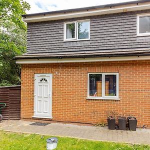 Beautiful Flat In Morden Near Wimbledonアパートメント Exterior photo