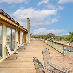 Secluded Texas Hill Country Vacation Rental - Deck メディナ郡  Exterior photo