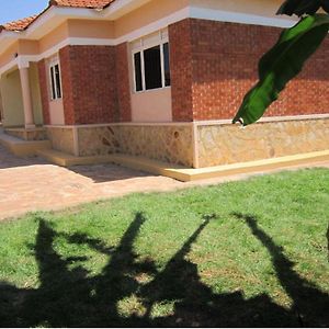 Nice Private 3 Bedroom Holiday Home Entebbe Road カンパラ Exterior photo