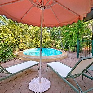 Nightcliff Tropical Luxe Treehouse - Lush Poolside Livingヴィラ Exterior photo