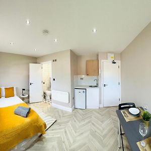 ホテル Luxury Studio, 5 Mins From Heathrow Airport ウェストドライトン Exterior photo