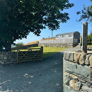 Llanfair Bay View Shepherds Hut With Hot Tubヴィラ Exterior photo