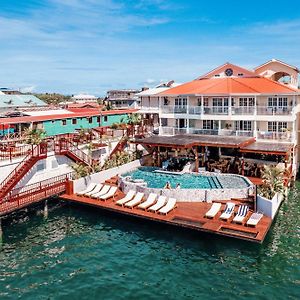 Tropical Suites Hotel ボカス・タウン Exterior photo