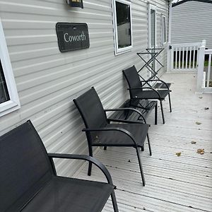 2 Bedroom Caravan With All The Comforts Of Home カウズ Exterior photo