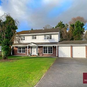 Weybridge - 4 Bedroom Home - Driveway & Garden ウォルトン・オン・テムズ Exterior photo