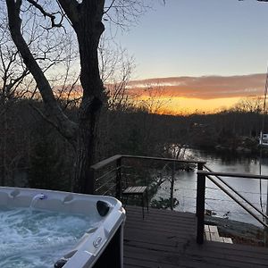 Waterfront Lakehouse Getaway In Clinton With Hot Tubヴィラ Exterior photo