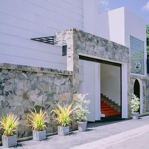 Hotel Senondra アンパーラ Exterior photo