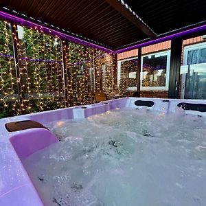 グニェズノ Apartament "Love Island" Jacuzzi Spa Z Duza Wanna Z Hydromasazem Dla Dwojgaアパートホテル Exterior photo