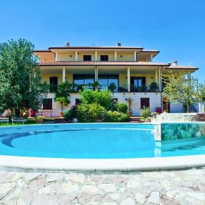 8 Bedroom Awesome Home In Gualdo Cattaneo Pg Bastardo Exterior photo