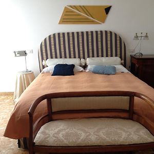 フェルモ A Casa Di Ilaria Bed & Breakfast Room photo