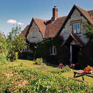 Dove Cottage Bed And Breakfast カルネ Exterior photo