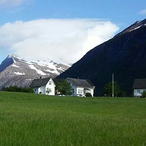 Uskedalen Donhaug Gjestegard Bed & Breakfast Exterior photo