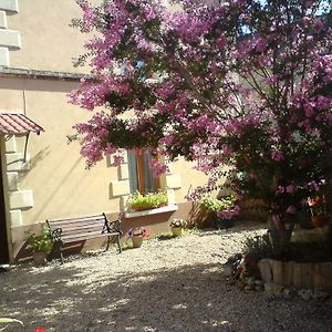 Brion-pres-Thouet Les Trois Puits Bed & Breakfast Exterior photo