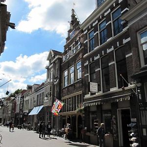 Hanzestadslogement De Leeuw, In Het Centrum, Met Een Binnenplaats, Kamers Met Badkamer En Toilet En Een Keukentje デーフェンター Exterior photo