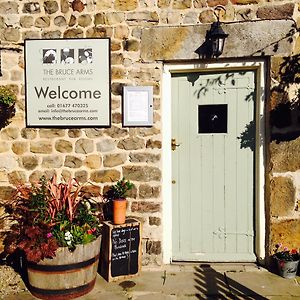 ホテル The Bruce Arms West Tanfield Exterior photo