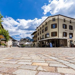 Hotel Al Bivio - Pizzeria, Pool & Sauna フィエーラ・ディ・プリミエーロ Exterior photo