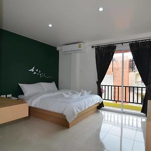 Issara Na Nakhon Living Hotel ナコーンシータンマラート Exterior photo