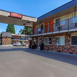 Econo Lodge Inn & Suites West Portland/ヒルズボロ Exterior photo