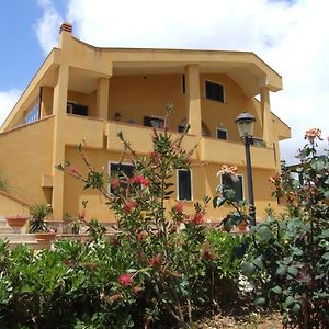 B & B S. Elia Villa Surrounded By Greenery Inside The Historic Dubini Park サン・カタルド Exterior photo