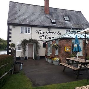 ホテル The Fox And Hounds Uffington  Exterior photo